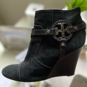 TORY BURCH Black Suede Wedge Ankle Zip  Booties with Emblem 🖤